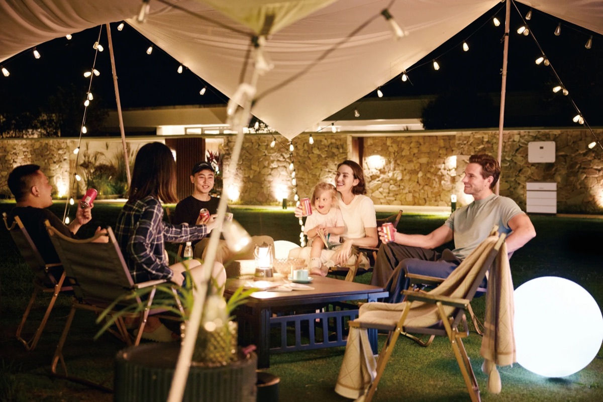 Gartenabend mit Freunden — der Sungrow-Speicher liefert den eigenen Solarstrom auch nach Sonnenuntergang