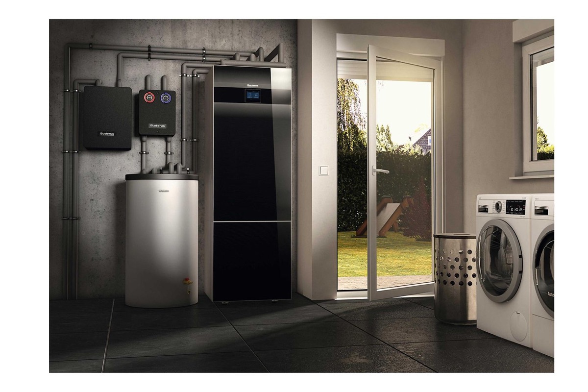 Moderner Heizungsraum mit Buderus-Systemtechnik und Warmwasserspeicher