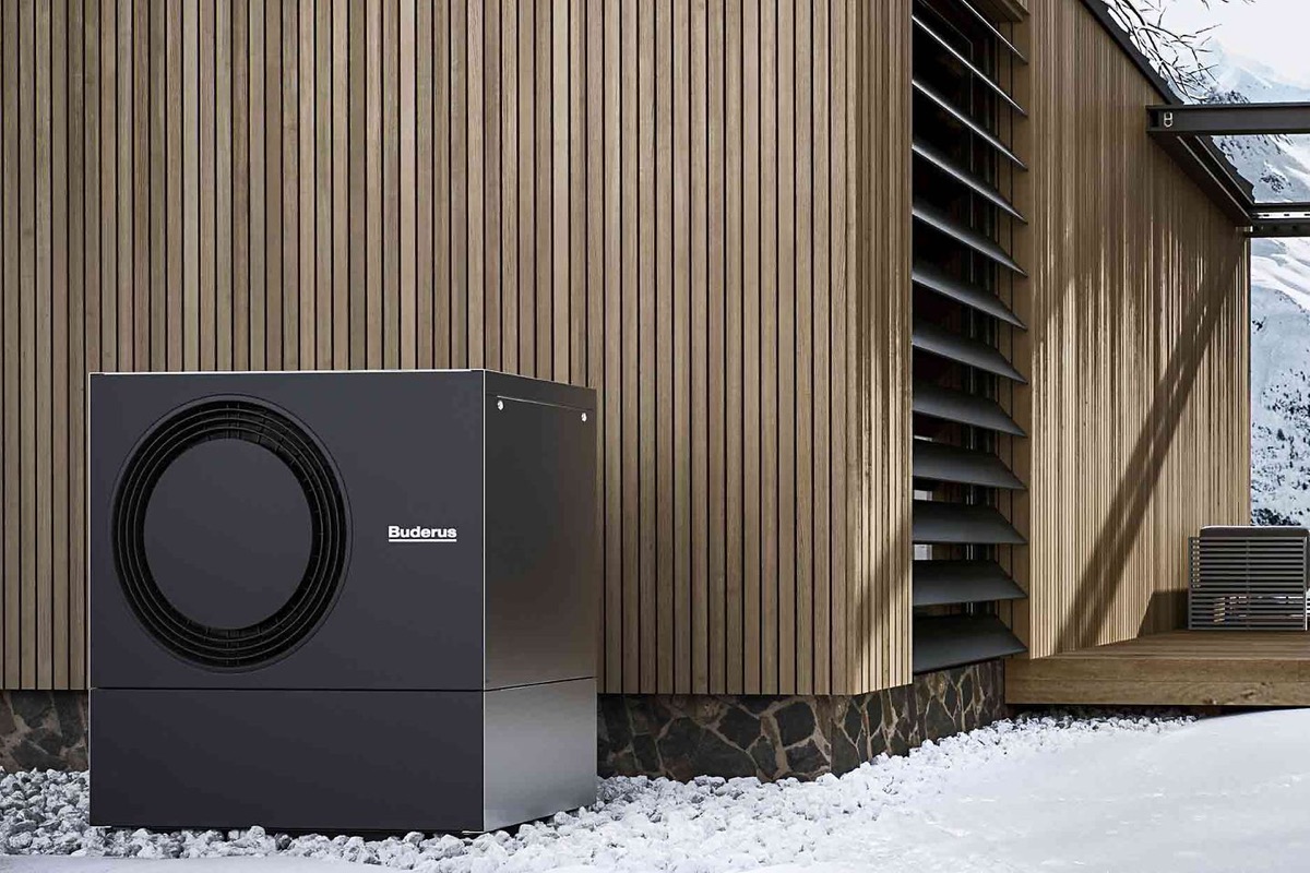 Buderus Logatherm Wärmepumpe an einer Holzfassade im Winter — zuverlässig auch bei Frost