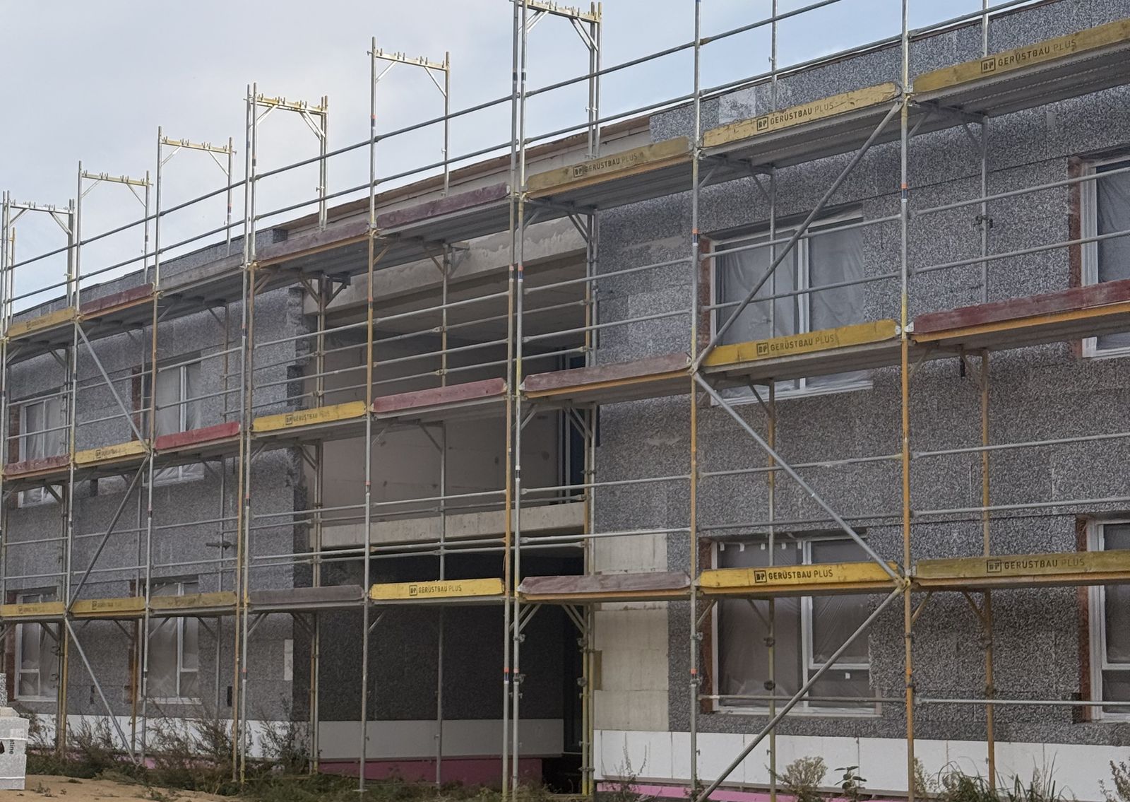 Fassade des Wohnheim-Neubaus mit Gerüst