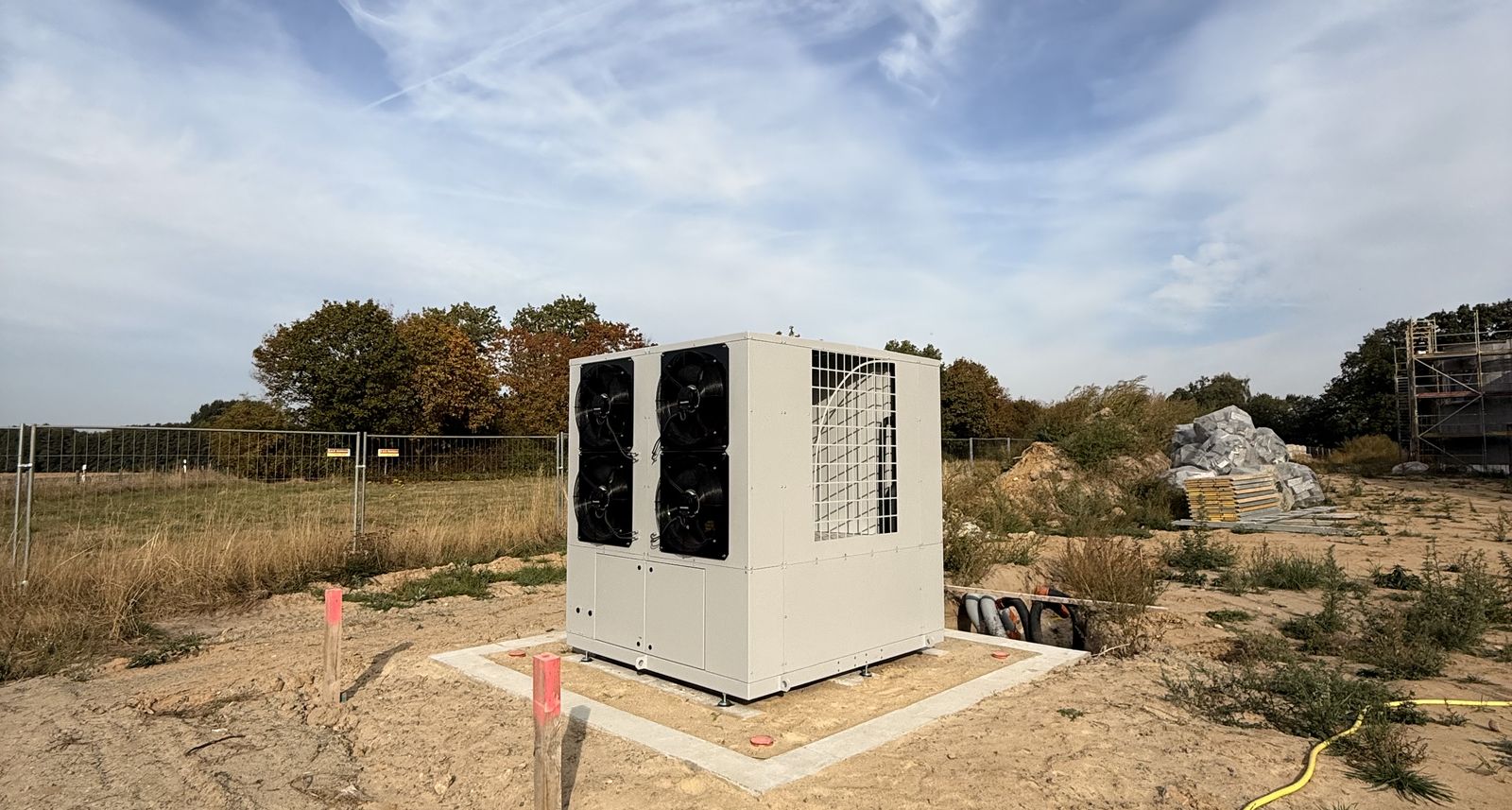 Die Großwärmepumpe frei auf dem Baufeld, Herbstlandschaft der Altmark im Hintergrund